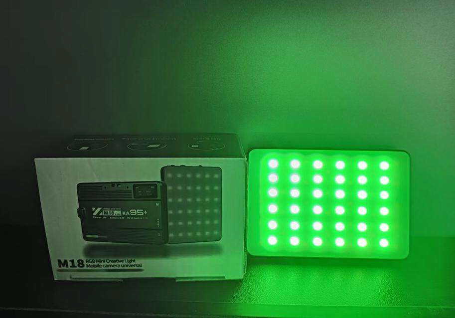 Luz Portatil M18 RGB vista 2 - MyTechCell Colombia