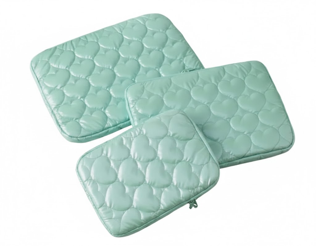 Estuche PC Corazones vista 3 - MyTechCell Colombia