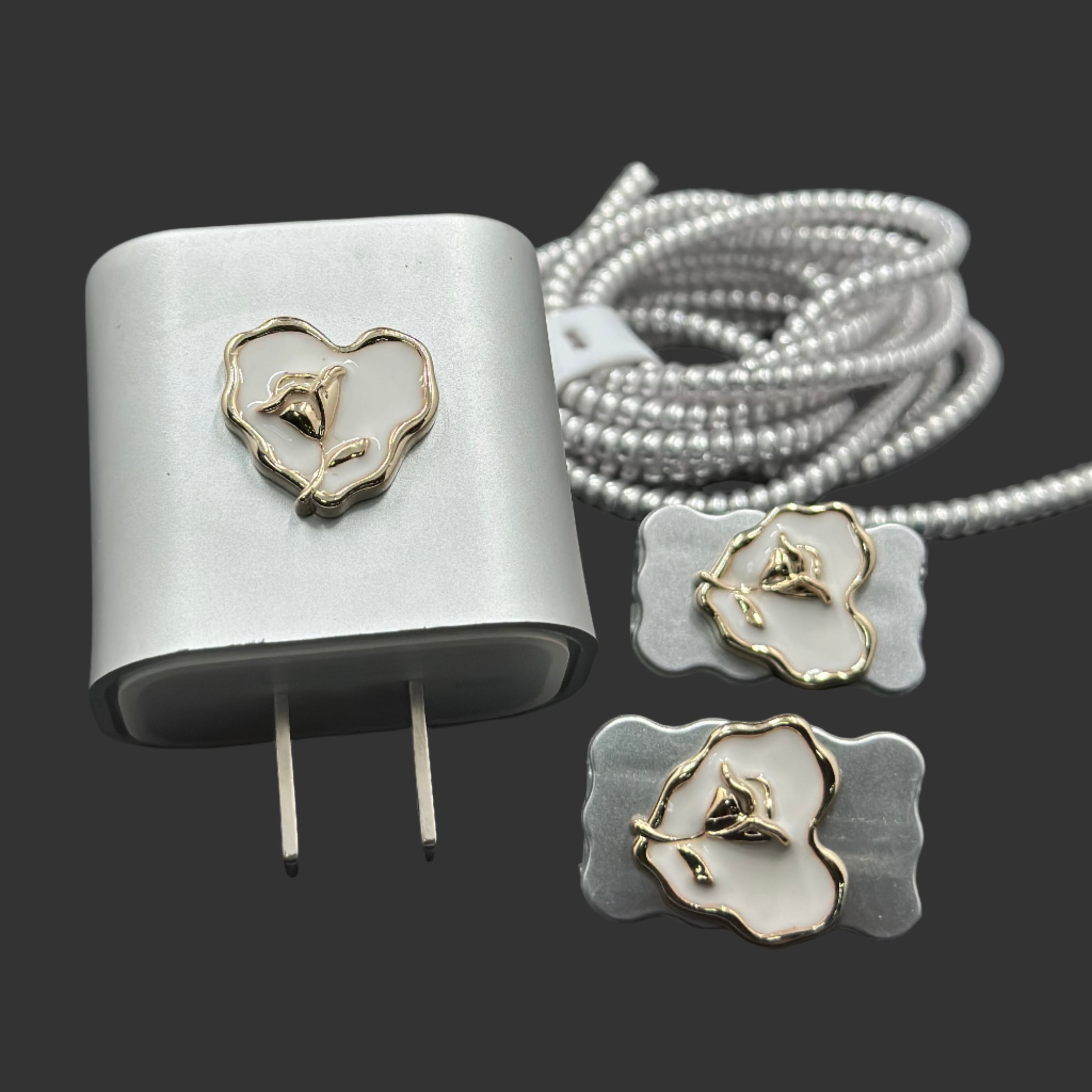 Protector Cargador Iphone 20w Corazon Blanco y Dorado
